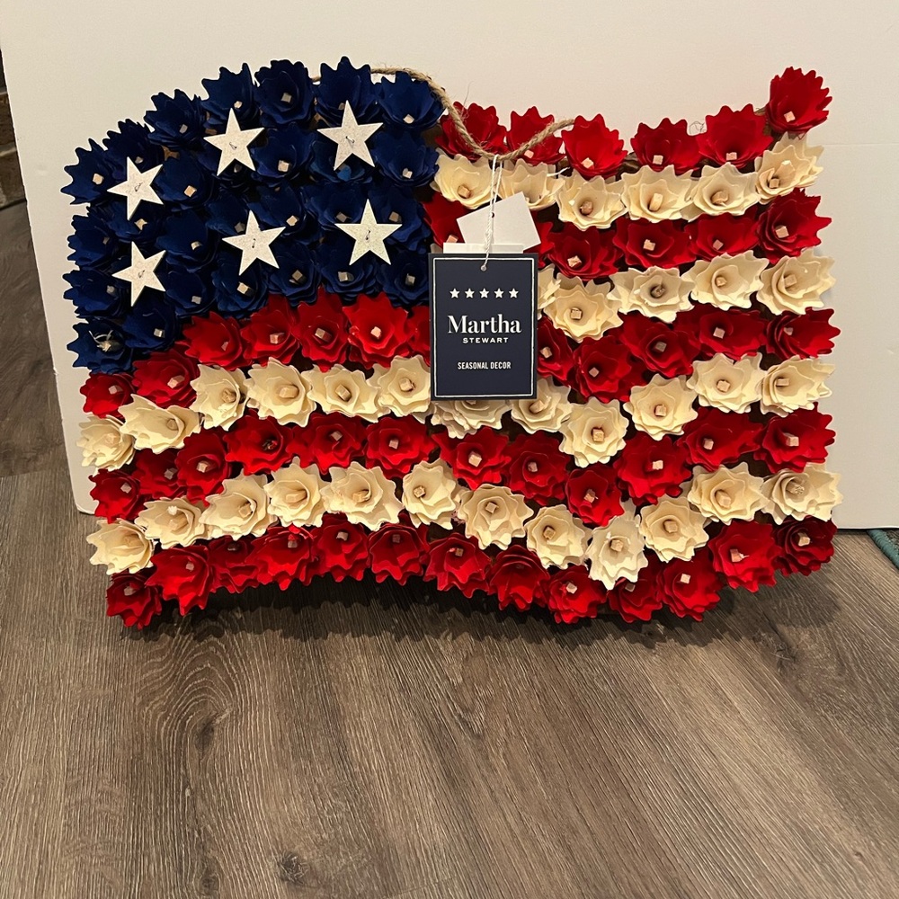 SOLD!! Beautiful Martha Stewart Wood Chip American Flag Hanging- NWT - Picture 1 of 6